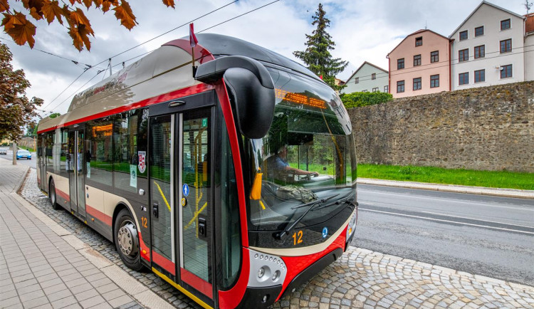Už tu měly jezdit rok. Jihlavský dopravní podnik přebírá zpožděnou dodávku šesti parciálních trolejbusů