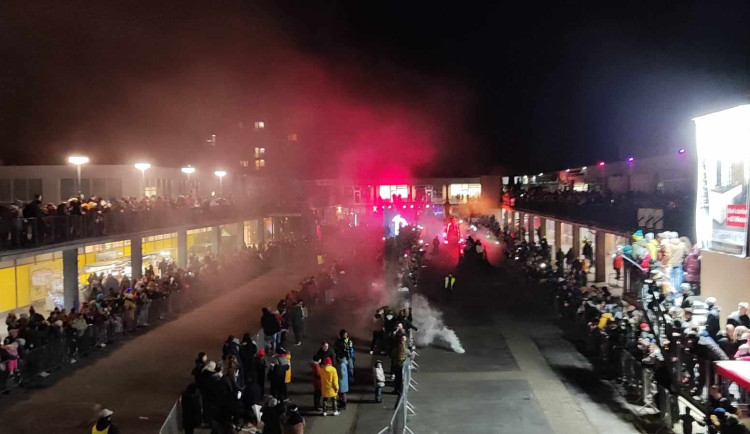 Na Jihlavu v neděli dýchlo peklo. Na Březinky se na ohnivou show sjeli krampusové spolky z celé republiky