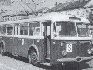 Původní pražský trolejbus Škoda 8Tr s jihlavským číslem 23 na lince C v dolní části Masarykova náměstí v roce 1971