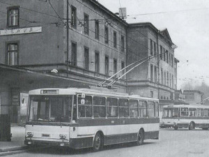 Trolejbusy Škoda 14Tr na konečné před Hlavním nádražím v roce 1986