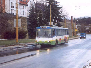 Trolejbus 14Tr projíždí pod historickým centrrem po Brněnské ulici, rok 2002