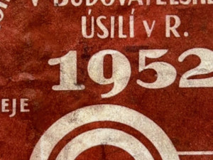 Balící papír z loňských Vánoc a dárky podpultovky. Jak vypadaly svátky v dobách minulých?