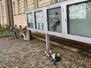 Vysoká škola polytechnická v Jihlavě zřídila pietní místo k uctění obětí čtvrteční střelby