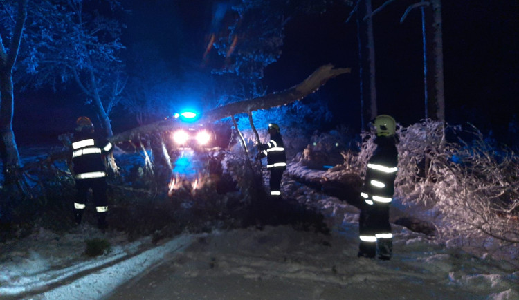 Hasiče a policisty zaměstnávají popadané stromy a nehody. Od půlnoci se stalo skoro 50 nehod