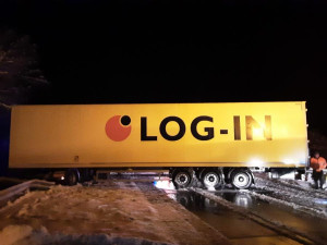 Hasiče a policisty zaměstnávají popadané stromy a nehody. Od půlnoci se stalo skoro 50 nehod