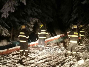 Hasiče a policisty zaměstnávají popadané stromy a nehody. Od půlnoci se stalo skoro 50 nehod