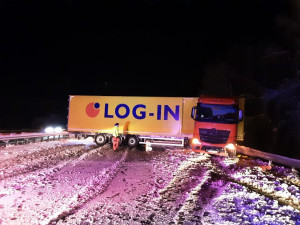 Hasiče a policisty zaměstnávají popadané stromy a nehody. Od půlnoci se stalo skoro 50 nehod