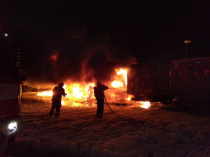 FOTO: Hasiči ráno vyjížděli k požáru kamionů ve Velkém Meziříčí, jejich řidiči převáželi mražené potraviny