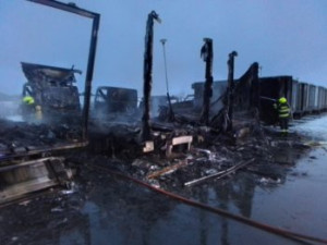 FOTO: Hasiči ráno vyjížděli k požáru několika kamionů ve Velkém Meziříčí