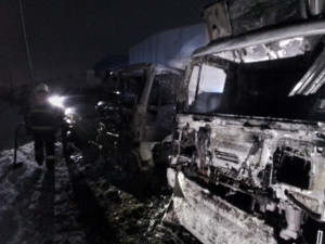 FOTO: Hasiči ráno vyjížděli k požáru několika kamionů ve Velkém Meziříčí