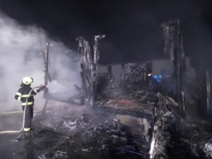 FOTO: Hasiči ráno vyjížděli k požáru několika kamionů ve Velkém Meziříčí