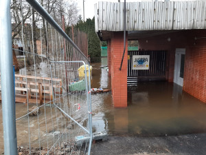 Štědrý den očima hasičů: Popadané stromy, požár ze svíček, zatopené sklepy, povodeň v Dobroníně