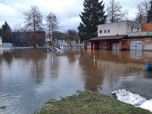 Štědrý den očima hasičů: Popadané stromy, požár ze svíček, zatopené sklepy, povodeň v Dobroníně