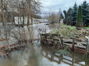 Štědrý den očima hasičů: Popadané stromy, požár ze svíček, zatopené sklepy, povodeň v Dobroníně