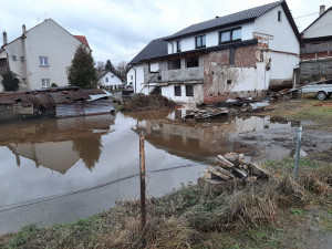 Štědrý den očima hasičů: Popadané stromy, požár ze svíček, zatopené sklepy, povodeň v Dobroníně