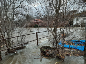 Štědrý den očima hasičů: Popadané stromy, požár ze svíček, zatopené sklepy, povodeň v Dobroníně