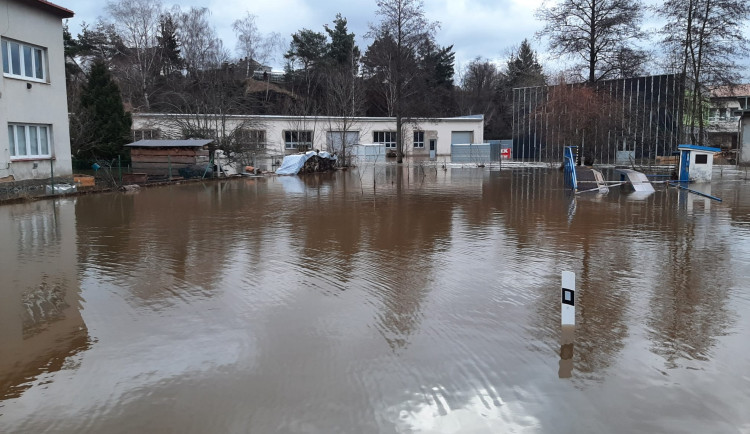 Dobronín na Jihlavsku, kde se rozvodnil Zlatý potok