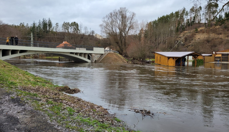 Řeky Jihlava a Sázava jsou na čtyřech místech Vysočiny na nejvyšším povodňovém stupni