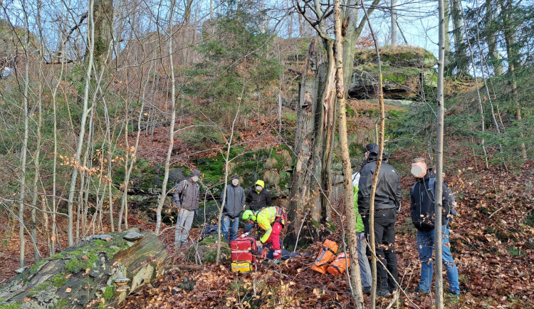 Turistka uklouzla ve skalách. Lékař a záchranář za ní museli v podvěsu