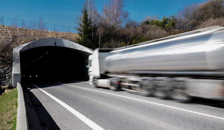 Šestnáct přestupků za den. Rychlost v Jihlavském tunelu překročilo více řidičů než loni