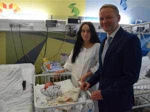 Na prvního letošního občánka Vysočiny Makara doma čeká devítiletá sestra. Dnes ho přišel pozdravit hejtman