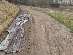 Výšlap na Jelení Horu u Hodic nalákal davy lidí. Všechny překvapil nalezený nebezpečný odpad, hledá se pachatel