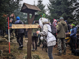 Výšlap na Jelení Horu u Hodic nalákal davy lidí. Všechny překvapil nalezený nebezpečný odpad, hledá se pachatel