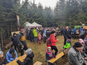 Výšlap na Jelení Horu u Hodic nalákal davy lidí. Všechny překvapil nalezený nebezpečný odpad, hledá se pachatel