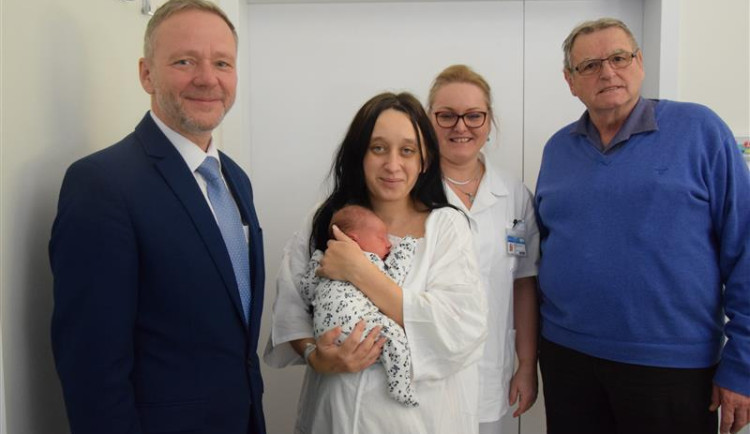 Vlevo hejtman Vítězslav Schrek, vpravo náměstek ředitele Nemocnice Pelhřimov Jiří Běhounek