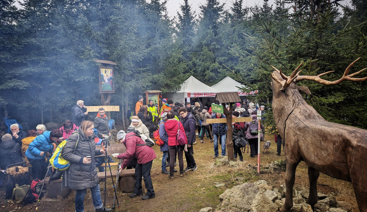 Výšlap na Jelení Horu u Hodic nalákal davy lidí. Všechny překvapil nalezený nebezpečný odpad