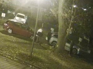 Vandal v Brodě poškodil v parku šest lamp. Neznáte mladíky na fotkách?