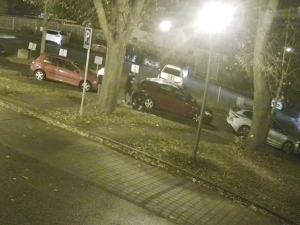 Vandal v Brodě poškodil v parku šest lamp. Neznáte mladíky na fotkách?