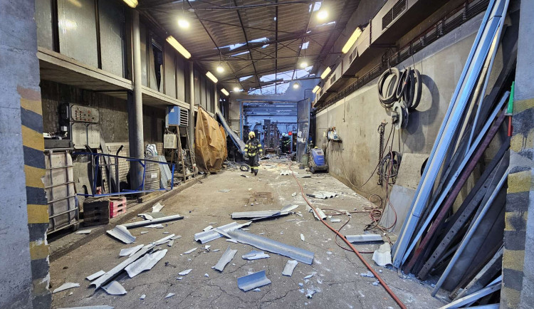 Ve skladu firmy vybuchla tlaková lahev. Zranění utrpěli dva lidé