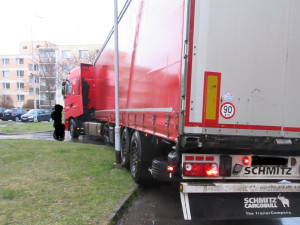 Řidič v kamionu ve Žďáru nacouval do sídliště, poškodil značku a ulámal větve. Nikoho jsem neomezil ani neohrozil, hájí se muž