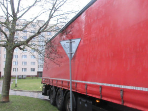 Řidič v kamionu ve Žďáru nacouval do sídliště, poškodil značku a ulámal větve. Nikoho jsem neomezil ani neohrozil, hájí se muž
