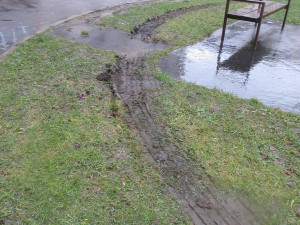 Řidič v kamionu ve Žďáru nacouval do sídliště, poškodil značku a ulámal větve. Nikoho jsem neomezil ani neohrozil, hájí se muž