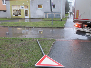 Řidič v kamionu ve Žďáru nacouval do sídliště, poškodil značku a ulámal větve. Nikoho jsem neomezil ani neohrozil, hájí se muž