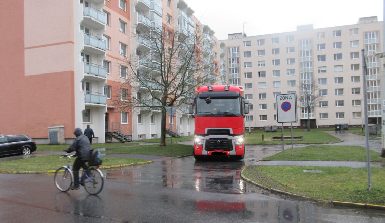 Řidič v kamionu ve Žďáru nacouval do sídliště, poškodil značku a ulámal větve. Nikoho jsem neomezil ani neohrozil, hájí se muž