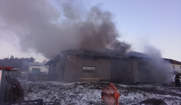 Nový dům v Rudíkově hořel kvůli žhavým uhlíkům z krbu. Popel majitel uložil na terasu, kde bylo dřevo