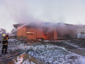 Novostavba v plamenech. Tři jednotky hasičů zasahují v Rudíkově, škoda na domě se dostala na 6 milionů
