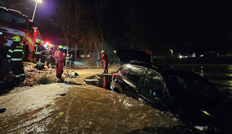Auto zmizelo pod led rybníku. Hasiči ho z vody vytáhli na navijáku