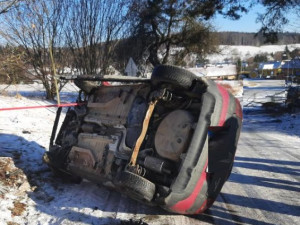 Mladá řidička na Jihlavsku bourala. Dostala se do protisměru, auto narazilo do stromu a přetočilo se na bok
