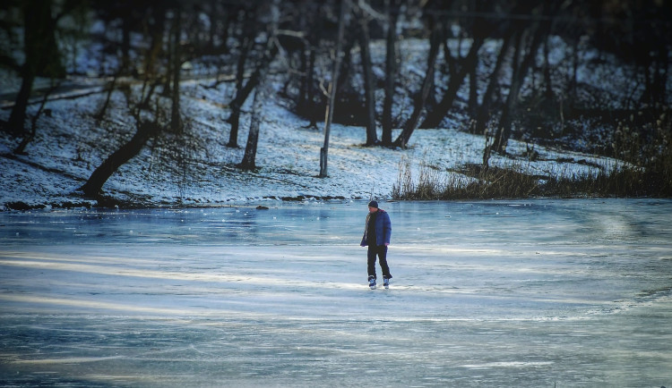 Zamrzlé plochy lákají k bruslení. Led je na mnoha místech stále slabý