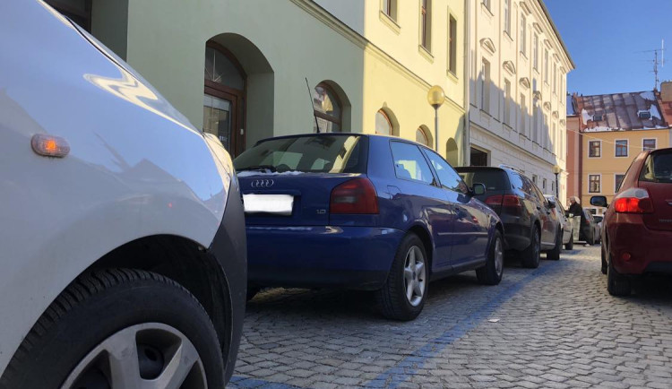 Jihlava rozšíří zóny s placeným parkováním, někde se bude stát zdarma. Pravidla dodržuje až 90 procent řidičů