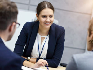 Včetně administrativních pozic