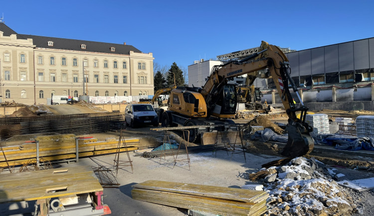 Na staveništi Horácké arény stále panuje čilý stavební ruch. Foto: poskytla facebooková Horácká aréna