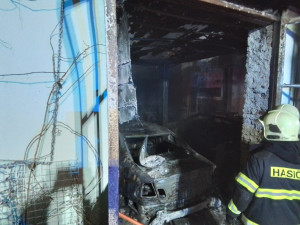 V Telči v noci hořela autodílna včetně aut, požár za sebou nechal škodu tři miliony