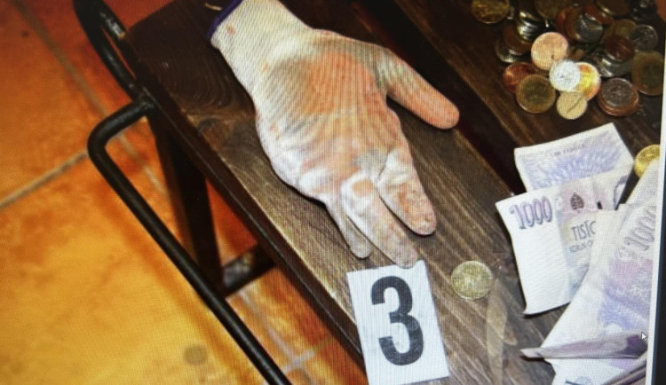 Lupiče chytili při útěku z místa činu. Kasu s penězi zahodil do křoví