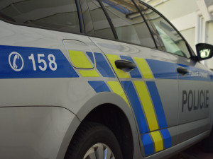Řidič v Třebíči srazil třináctiletou dívku a ujel, pomohla jí žena na ulici. Policie teď hledá důležité svědky