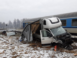 Záchranné složky zasahují u nehody dodávky a vlaku, ve kterém cestovalo 31 lidí